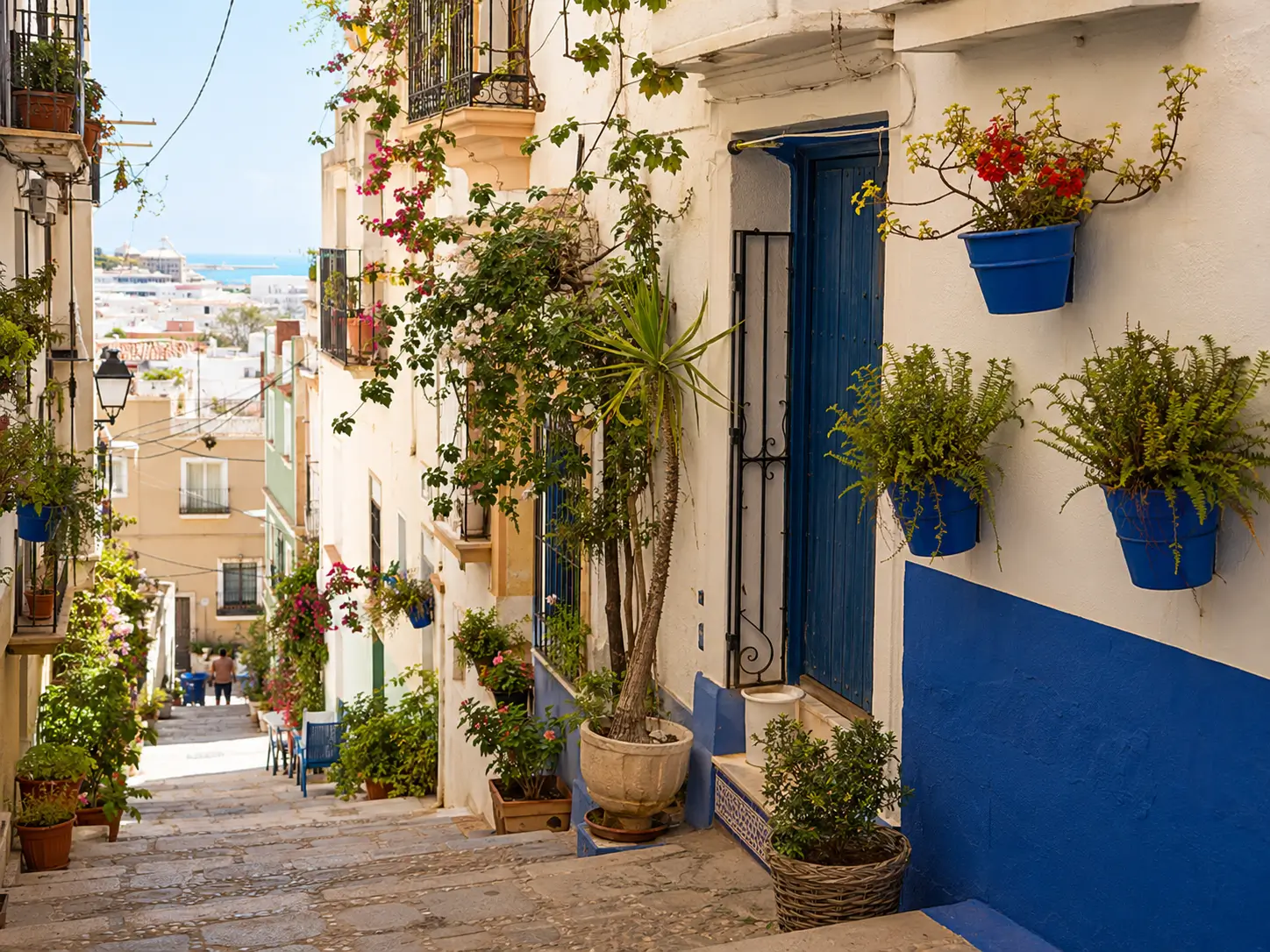 Paseo de la Explanada de España con palmeras y vistas al mar