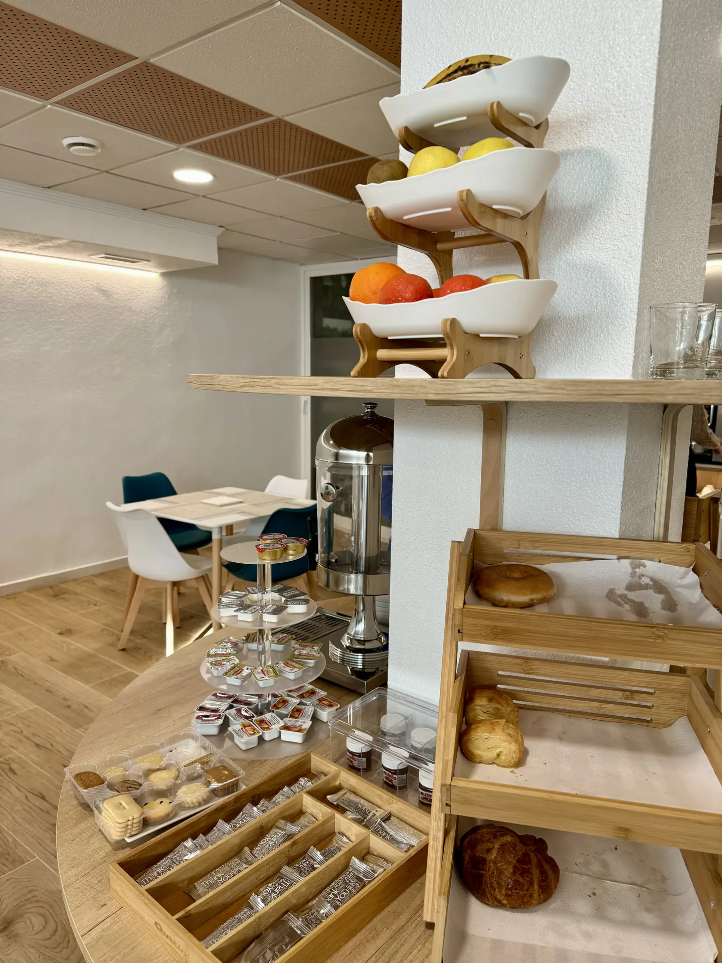 Detalle del buffet de desayuno con fruta y zona de café