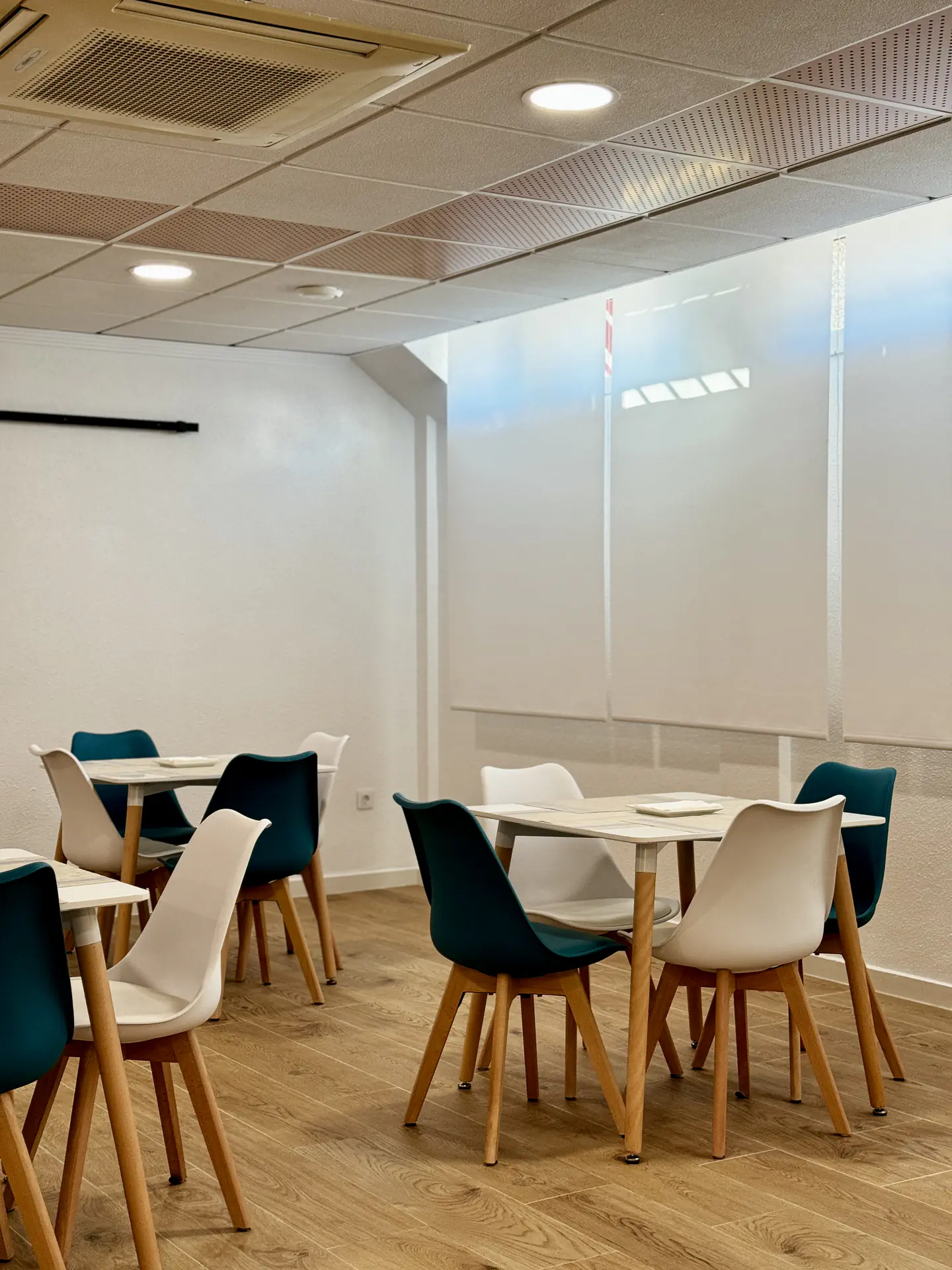 Salón del hotel preparado para el servicio de desayuno