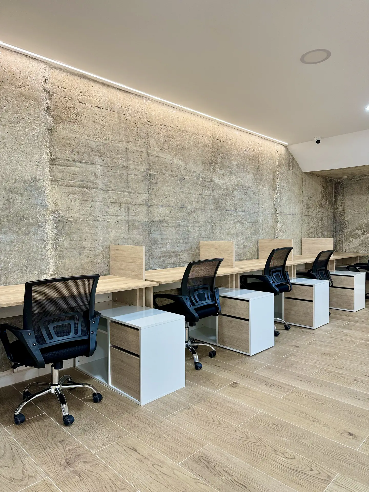 Zona de trabajo — Mesas y sillas pensadas para estudiar o trabajar con calma fuera de la suite.