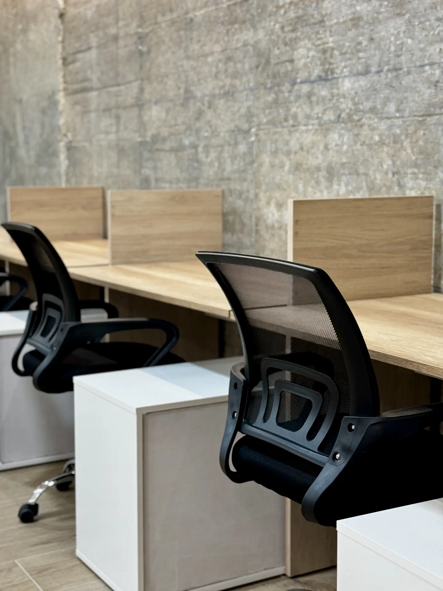 Detalle de la zona de trabajo con sillas ergonómicas