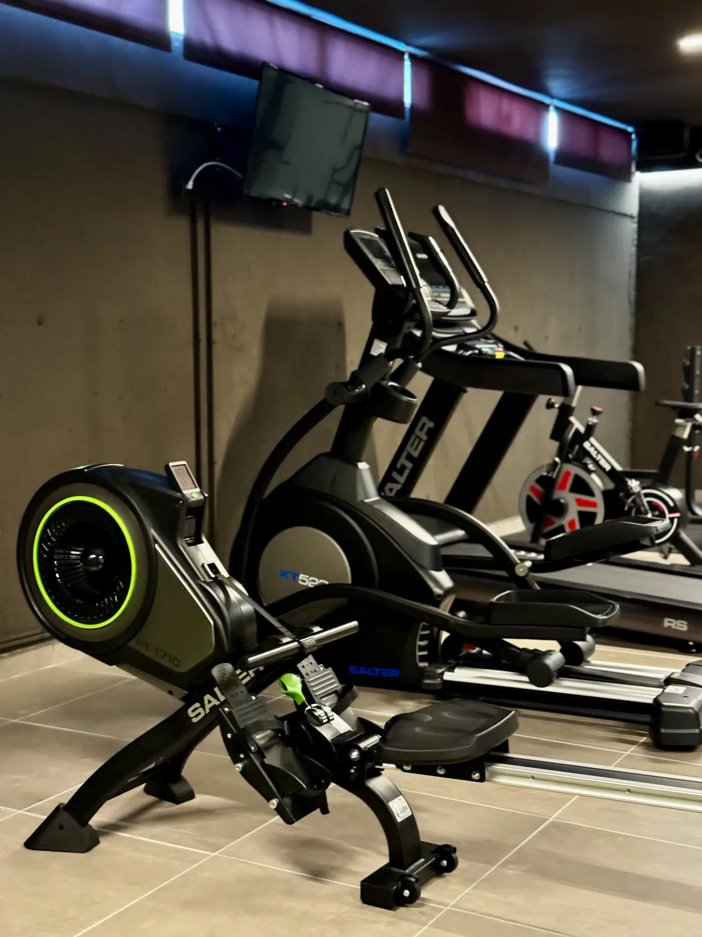 Vista general del gimnasio equipado