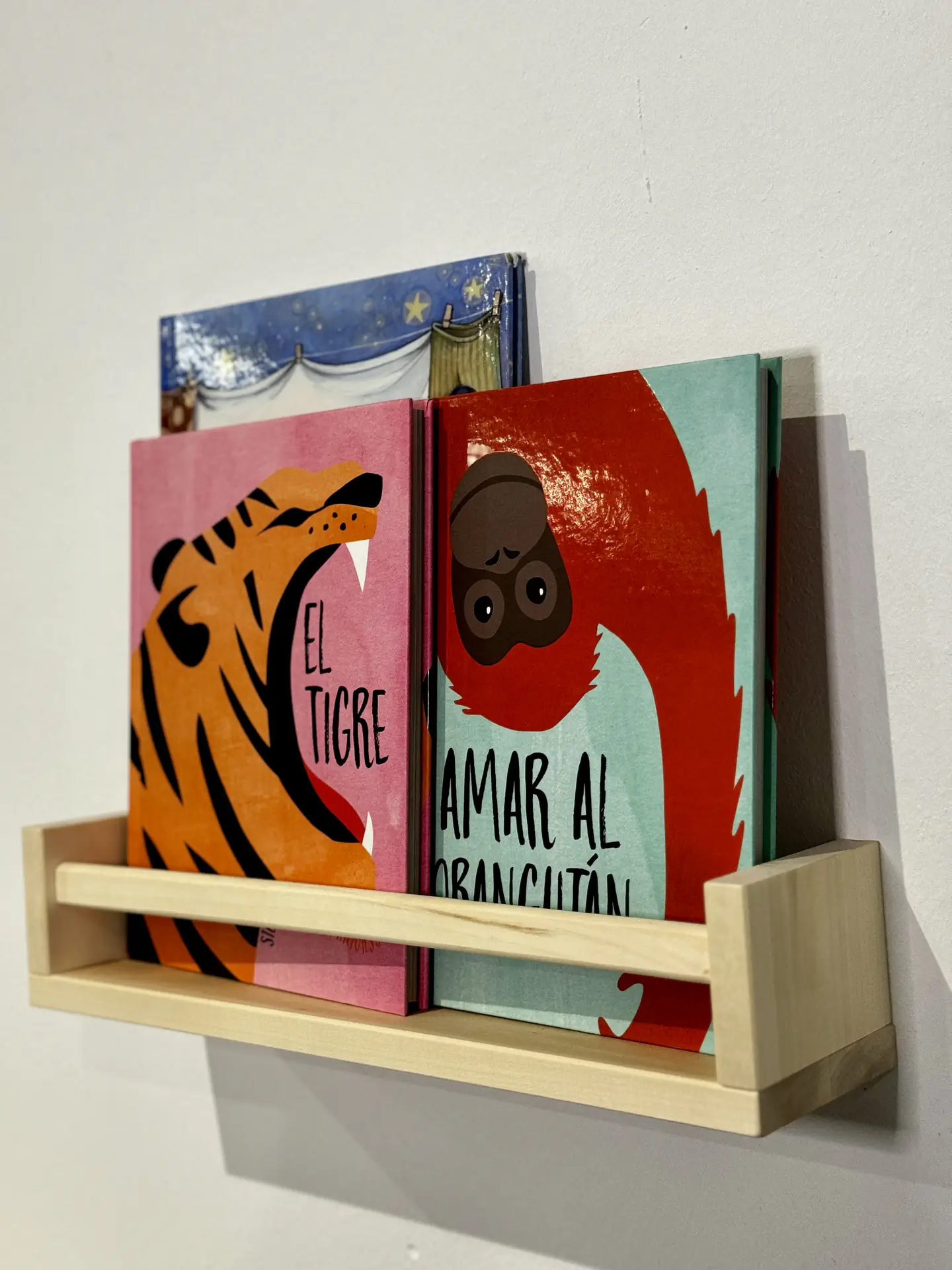 Zona infantil interior con juegos y rincón de lectura
