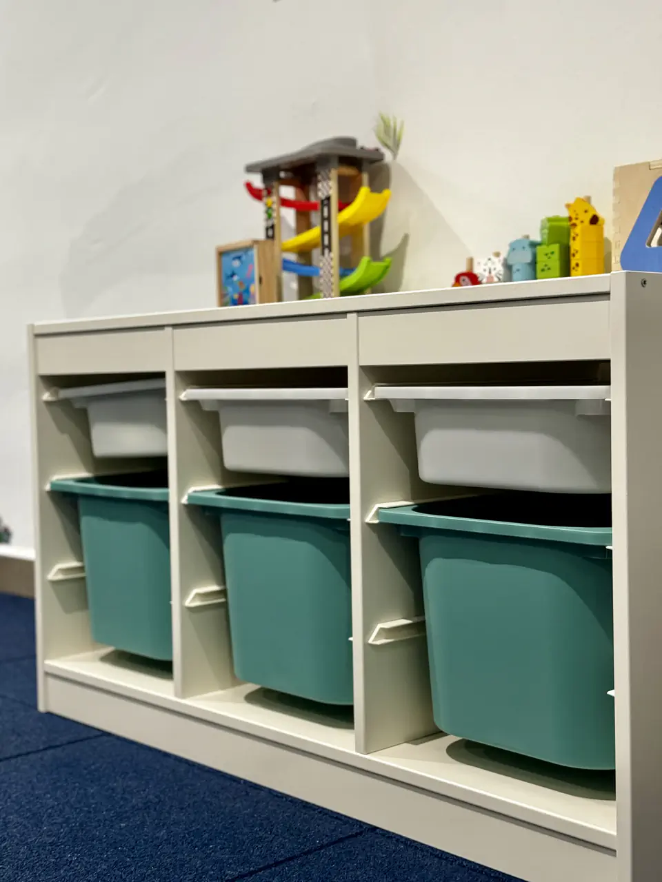 Zona infantil con mobiliario de juego y suelo amortiguador