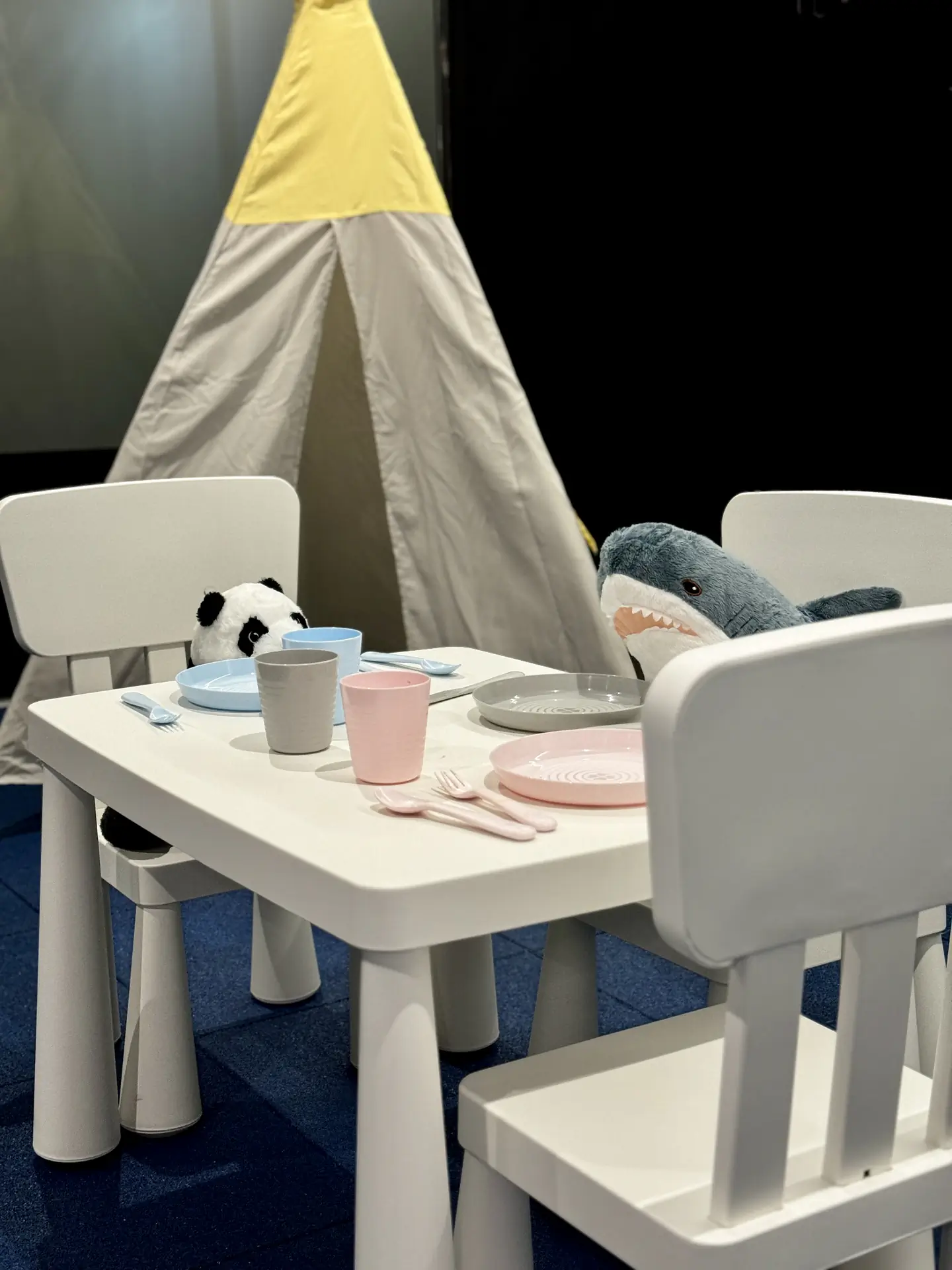Espacio de juegos interiores con suelo amortiguador