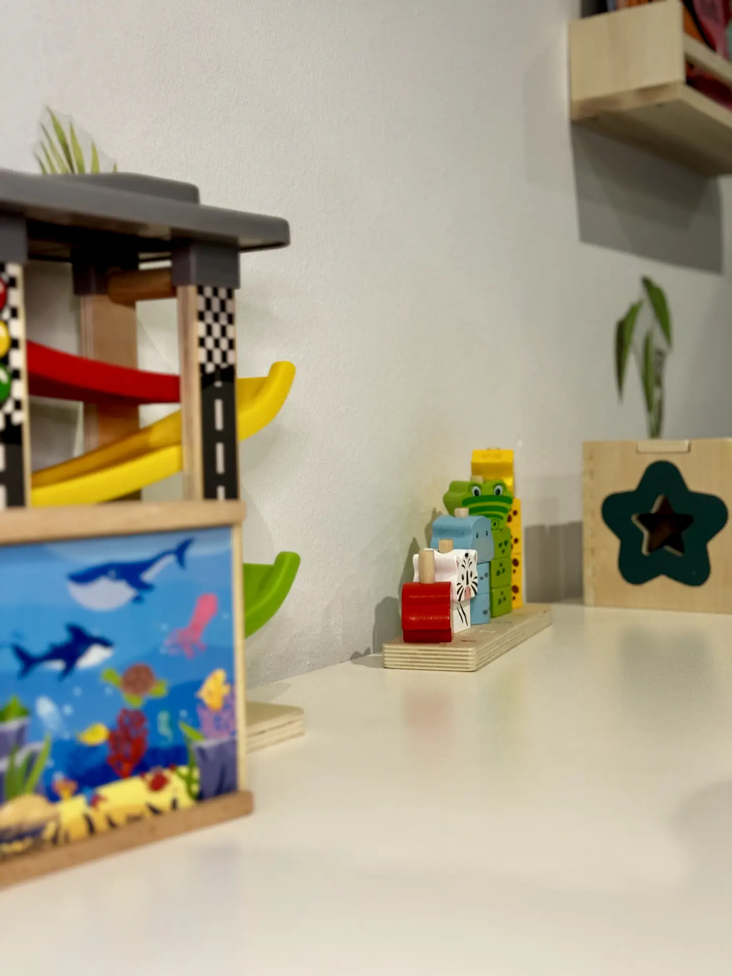 Detalle de la zona infantil con luz natural y paredes de colores