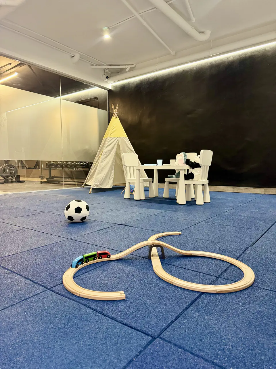 Pensado para familias — Espacios pensados para viajar con niños sin que todo pase dentro de la suite.