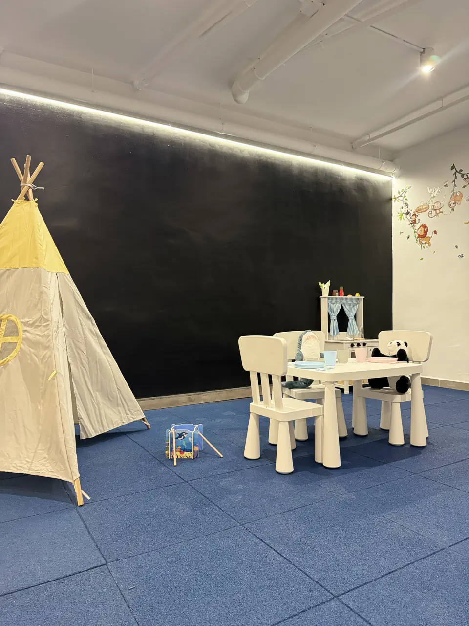 Detalle de la zona infantil con juegos para niños