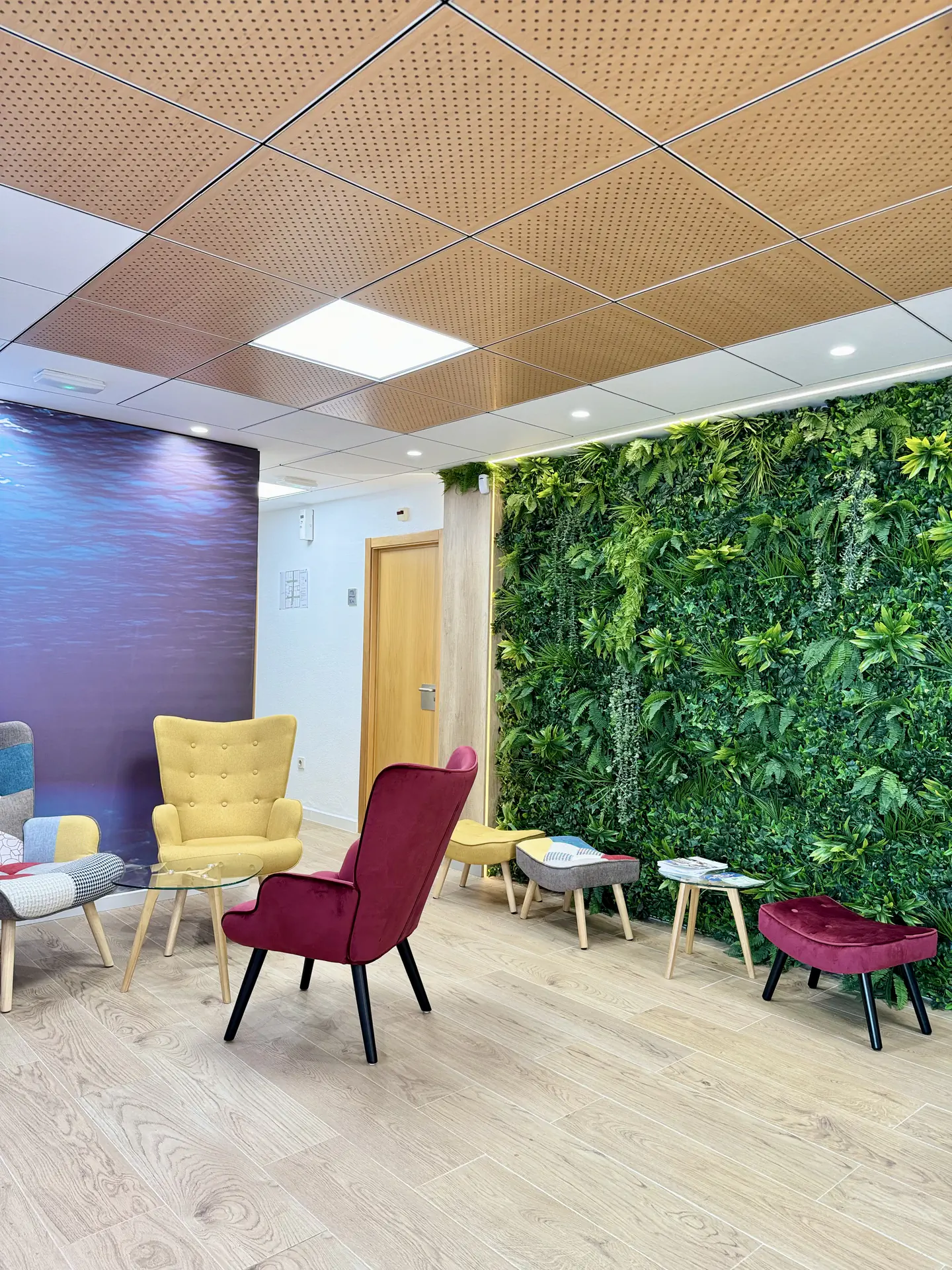 Recepción del hotel con plantas y luz natural